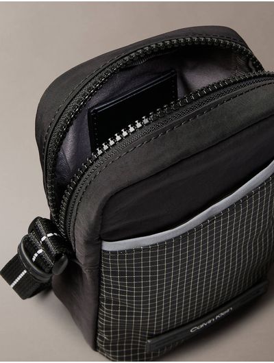 Bolso-Calvin-Klein-Reflect-Slim-Reporter-Hombre-Negro-4D3226G-UB1