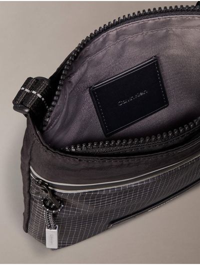 Bolso-Calvin-Klein-Reflect-Flatpack-Hombre-Negro-4D3227G-UB1