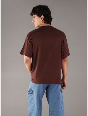 Playera-Calvin-Klein-con-Grafico-Micro-Monograma-Hombre-Cafe-4RC856G-2IN