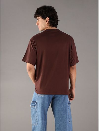 Playera-Calvin-Klein-con-Grafico-Micro-Monograma-Hombre-Cafe-4RC856G-2IN