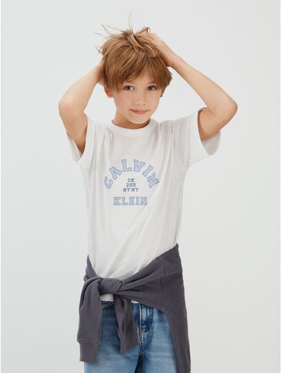 Playera-Calvin-Klein-Varsity-Grafica-Nino-Blanco-IB0IB02637-YAF