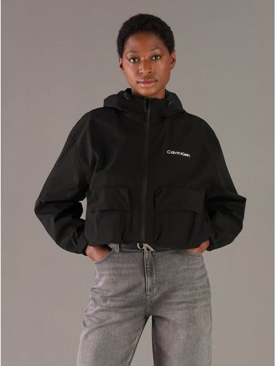 chamarra-calvin-klein-con-logo-engomado-mujer-negro-47f504g-ub1