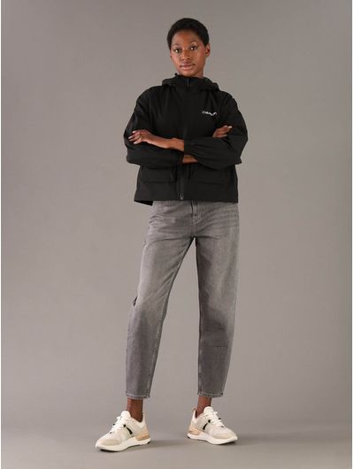 chamarra-calvin-klein-con-logo-engomado-mujer-negro-47f504g-ub1