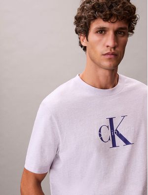 playera-calvin-klein-hero-monologo-20s-hombre-lila-4rb862g-r9e