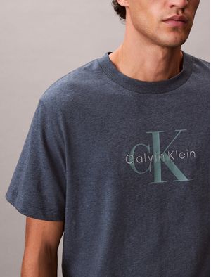 playera-calvin-klein-hero-monologo-20s-hombre-azul-4rb862g-r9f