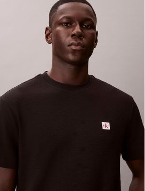 playera-calvin-klein-waffle-badge-crewneck-hombre-negro-4rd008g-ub1