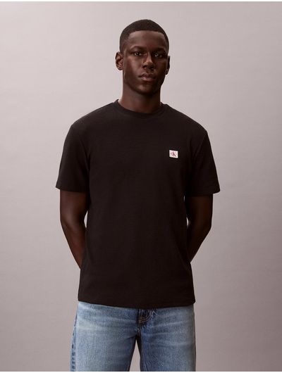 playera-calvin-klein-waffle-badge-crewneck-hombre-negro-4rd008g-ub1