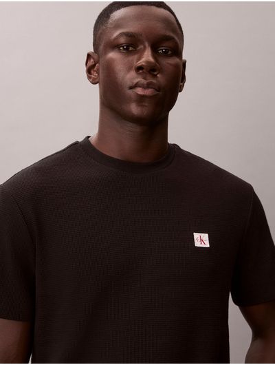 playera-calvin-klein-waffle-badge-crewneck-hombre-negro-4rd008g-ub1