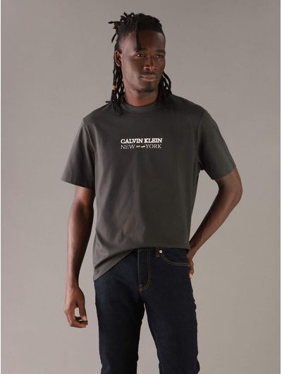 playera-calvin-klein-con-logo-bordado-hombre-gris-4re833g-8mn