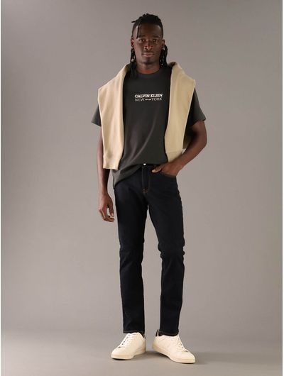 playera-calvin-klein-con-logo-bordado-hombre-gris-4re833g-8mn