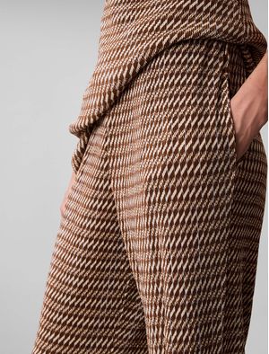 pantalon-calvin-klein-plisada-print-mujer-cafe-44f256g-f7j