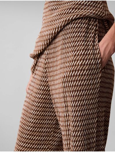 pantalon-calvin-klein-plisada-print-mujer-cafe-44f256g-f7j