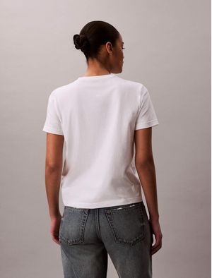 playera-calvin-klein-label-classic-fit-mujer-blanco-47f227g-yaf