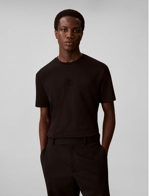 playera-calvin-klein-supima-emblem-hombre-negro-4lf243g-ub1