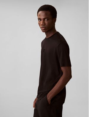 playera-calvin-klein-supima-emblem-hombre-negro-4lf243g-ub1