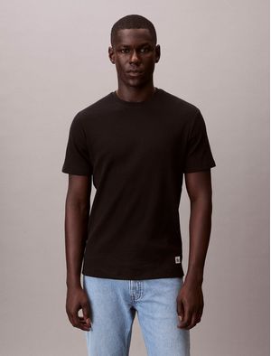 playera-calvin-klein-waffle-badge-hombre-negro-4rf217g-ub1