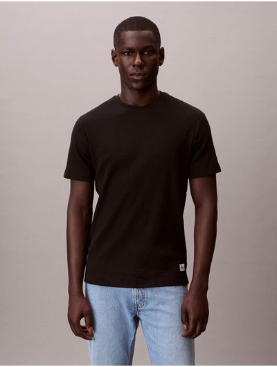 playera-calvin-klein-waffle-badge-hombre-negro-4rf217g-ub1