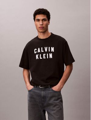 playera-calvin-klein-16s-graphic-seasonal-hombre-negro-4rf849g-ub1
