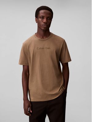 playera-calvin-klein-standard-logo-30s-hombre-marron-4ld230g-vfb
