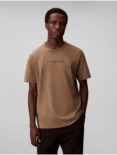 playera-calvin-klein-standard-logo-30s-hombre-marron-4ld230g-vfb