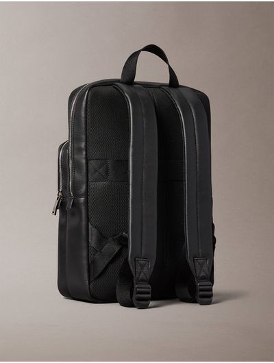 mochila-calvin-klein-emblem-emboss-hombre-negro-4d3398g-ub1