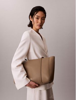 bolsa-calvin-klein-emblem-peble-mujer-beige-4f3424g-vfu