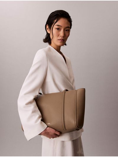 bolsa-calvin-klein-emblem-peble-mujer-beige-4f3424g-vfu