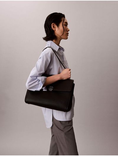 bolsa-calvin-klein-satchel-emblem-pebble-mujer-negro-4f3494g-ub1