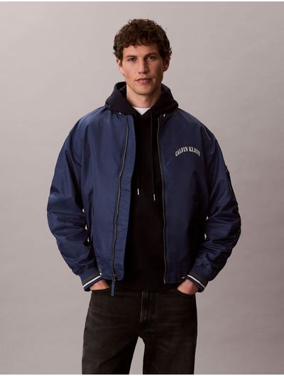 chamarra-calvin-klein-bomber-graphic-hombre-azul-4rf510g-cec