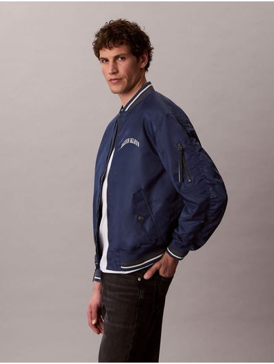 chamarra-calvin-klein-bomber-graphic-hombre-azul-4rf510g-cec