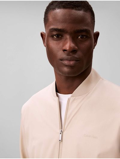 chamarra-calvin-klein-bomber-mate-hombre-beige-40fm512-nsu