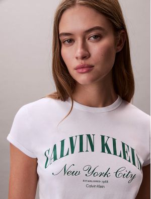playera-calvin-klein-baby-tee-grafico-mujer-blanco-47f815g-yaf