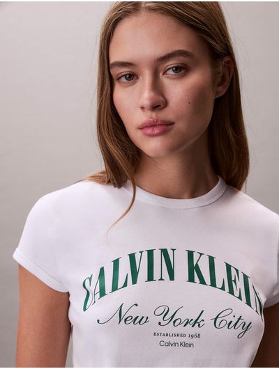 playera-calvin-klein-baby-tee-grafico-mujer-blanco-47f815g-yaf