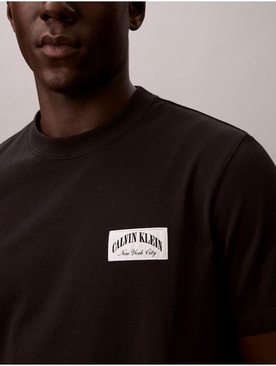 playera-calvin-klein-collegiate-badge-hombre-negro-4rf294g-ub1