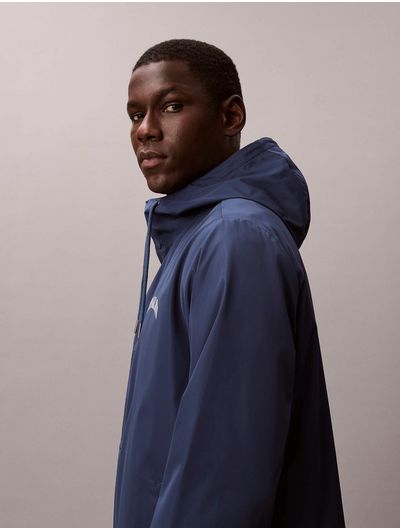 chamarra-calvin-klein-rompevientos-graphic-print-hombre-azul-oscuro-4rf509g-cec