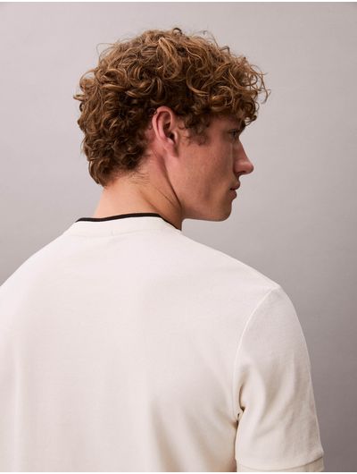 playera-calvin-klein-pique-con-ribete-hombre-blanco-4lf215g-yas