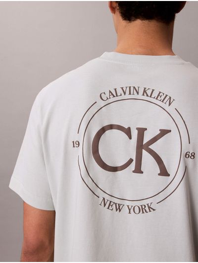 playera-calvin-klein-graphic-seasonal-hombre-gris-claro-4re825g-3q0