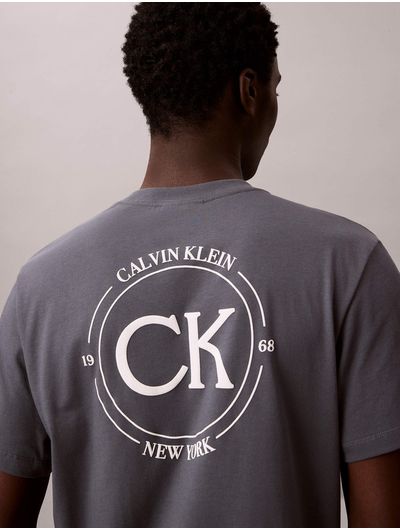 playera-calvin-klein-graphic-seasonal-hombre-gris-oscuro-4re825g-ckp