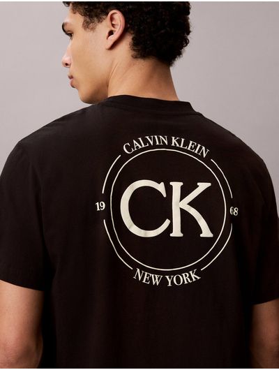 playera-calvin-klein-graphic-seasonal-hombre-negro-4re825g-ub1