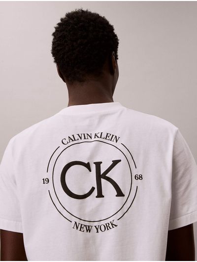playera-calvin-klein-graphic-seasonal-hombre-blanco-4re825g-yaf