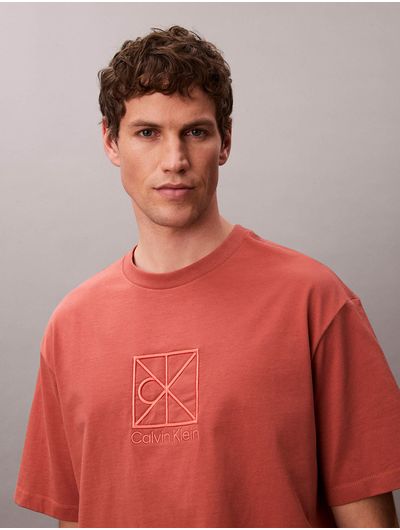 playera-calvin-klein-jeans-emblem-graphic-hombre-cafe-4rf817g-0kl