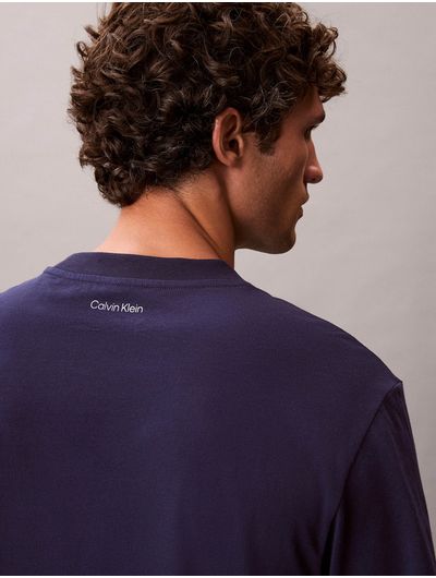 playera-calvin-klein-graphic-seasonal-hombre-morado-4rf822g-9ei