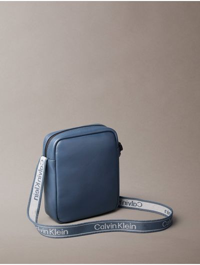 bolsa-calvin-klein-logo-webbing-reporter-hombre-azul-4d3418g-y08