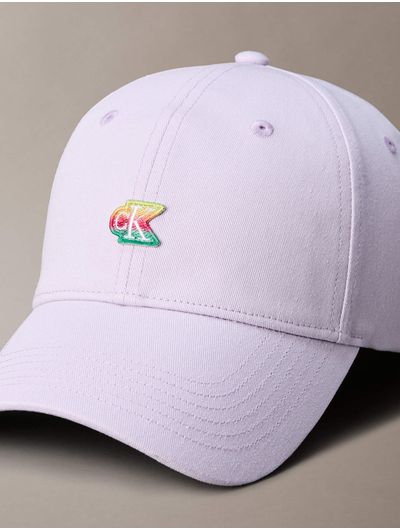 gorra-calvin-klein-pride-logo-iridescent-hombre-morado-4d5133g-c9q