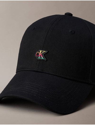 gorra-calvin-klein-pride-logo-iridescent-hombre-negro-4d5133g-ub1