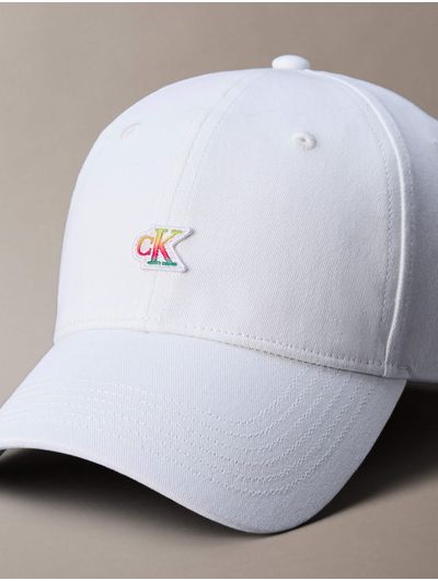gorra-calvin-klein-pride-logo-iridescent-hombre-blanco-4d5133g-yaf