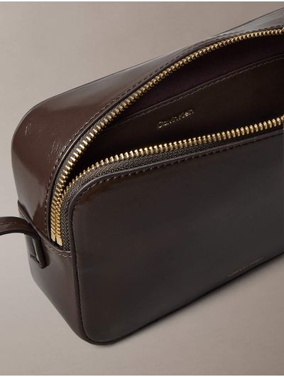 bolsa-calvin-klein-foil-logo-glossy-camera-bag-mujer-vino-4f3539g-bal