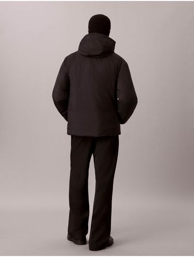 chamarra-calvin-klein-rxd-ultra-lightweight-ripstop-con-logo-hombre-negro-4lf503g-ub1