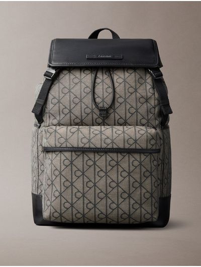 mochila-calvin-klein-mixed-emblem-flap-backpack-con-monograma-hombre-cafe-4d3378g-7ul