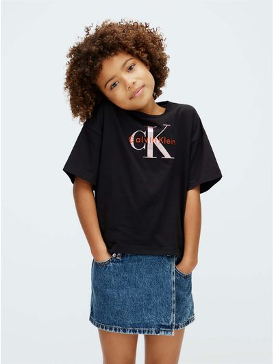 playera-calvin-klein-seasonal-monologo-con-logo-nina-negro-lvcksja20g-beh